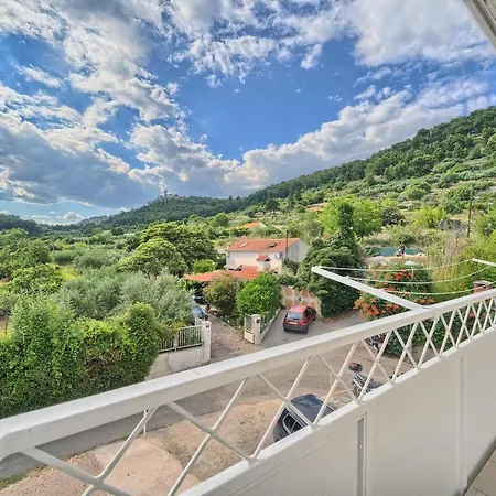 Apartment A2- Luxury W Big Balcony 4 Min Walk To *