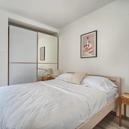 Apartment A2- Luxury W Big Balcony 4 Min Walk To *