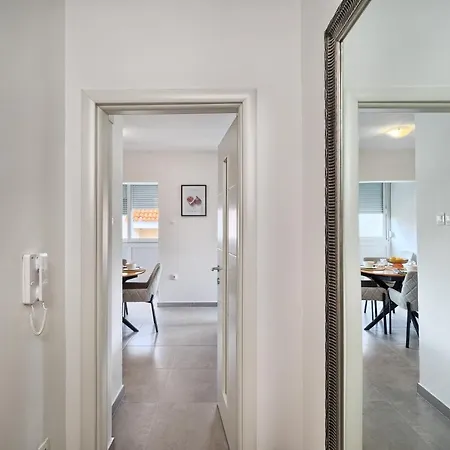 Apartment A2- Luxury W Big Balcony 4 Min Walk To