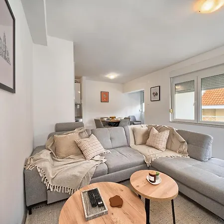 Apartment A2- Luxury W Big Balcony 4 Min Walk To