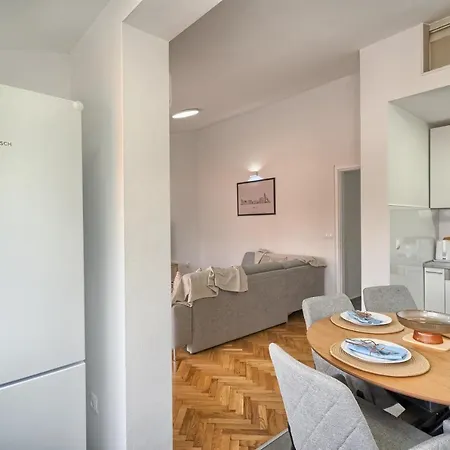 A2- Luxury W Big Balcony 4 Min Walk To Apartment Split
