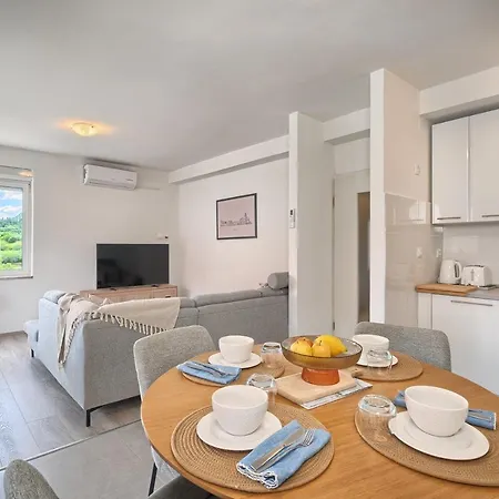 Apartment A2- Luxury W Big Balcony 4 Min Walk To *