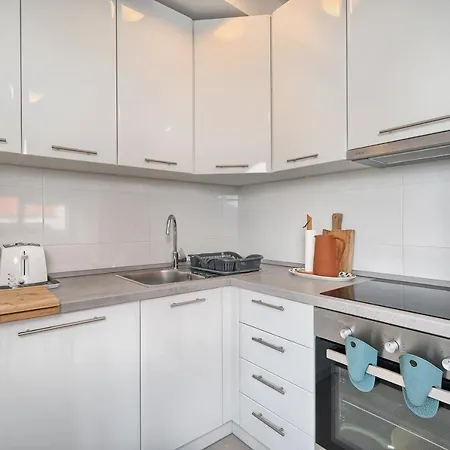 A2- Luxury W Big Balcony 4 Min Walk To