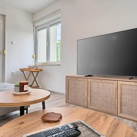 Apartment A2- Luxury W Big Balcony 4 Min Walk To Split