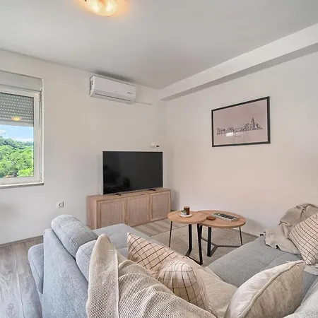 Apartment A2- Luxury W Big Balcony 4 Min Walk To Split